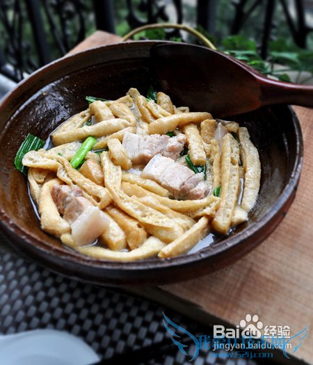 节日家宴上一道朴实的家乡菜--豆腐泡炖肉