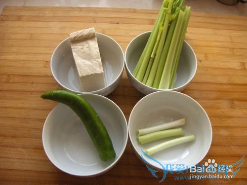 家常豆腐做法:豆腐炒芹菜营养又美味
