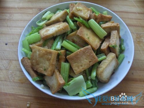家常豆腐做法:豆腐炒芹菜营养又美味