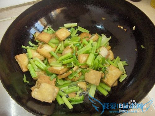 家常豆腐做法:豆腐炒芹菜营养又美味