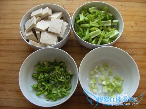 家常豆腐做法:豆腐炒芹菜营养又美味