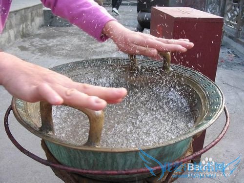怎么样用手在锅耳上磨擦才能让锅里的水跳的更高
