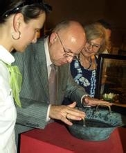 怎么样用手在锅耳上磨擦才能让锅里的水跳的更高