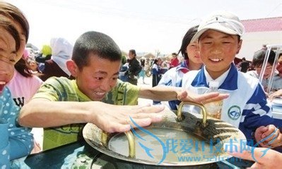 怎么样用手在锅耳上磨擦才能让锅里的水跳的更高