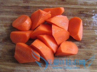 怎样烹制夏日特饮——滋补养颜的莲藕排骨汤