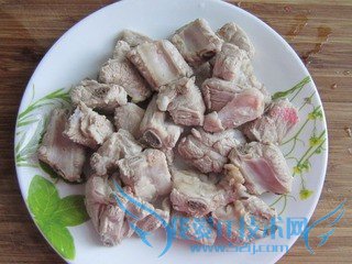 怎样烹制夏日特饮——滋补养颜的莲藕排骨汤