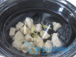 怎样烹制夏日特饮——滋补养颜的莲藕排骨汤