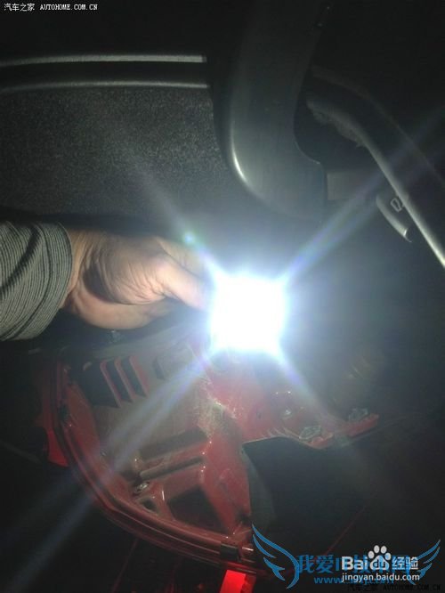 新帕萨特自己动手更换流氓倒车灯图解说明