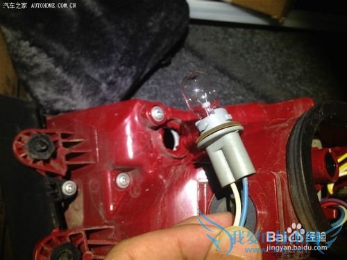 新帕萨特自己动手更换流氓倒车灯图解说明