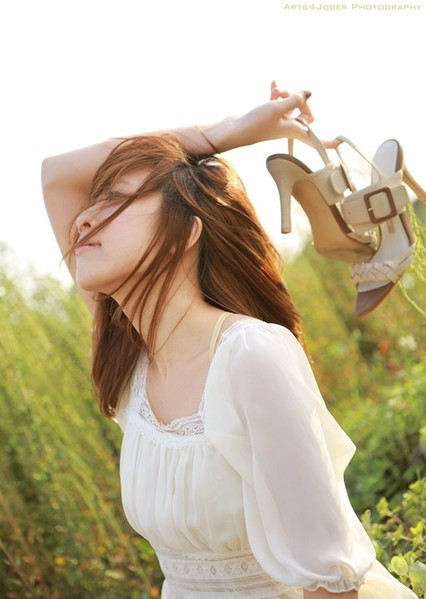 PS如何给外景人物变成韩系粉黄色 PS怎样把背景修为韩系粉黄色